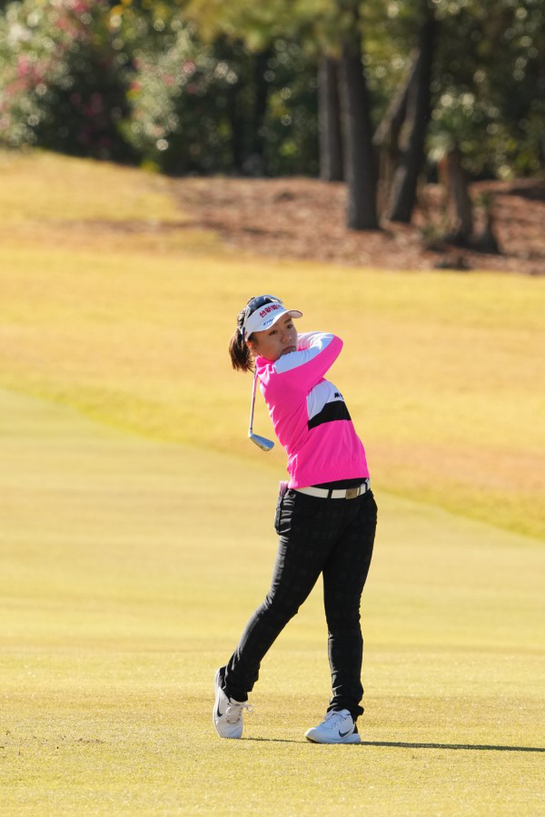 サイ・ペイインのアイアンスイング（斜め前方）連続写真【2021年JLPGAツアーチャンピオンシップリコーカップ】