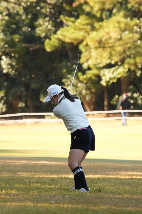 吉田優利のウェッジスイング（ラフ）連続写真【2021年JLPGAツアーチャンピオンシップリコーカップ】