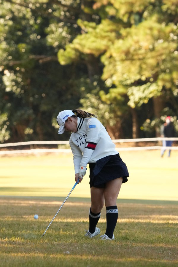 吉田優利のウェッジスイング（ラフ）連続写真【2021年JLPGAツアーチャンピオンシップリコーカップ】