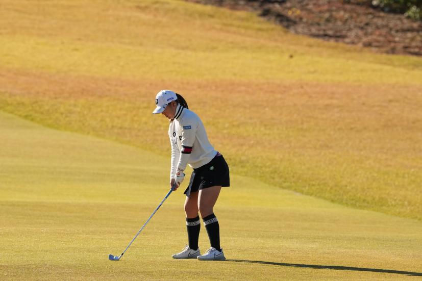 吉田優利のアイアンスイング（斜め前方）連続写真【2021年JLPGAツアーチャンピオンシップリコーカップ】