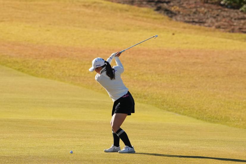 吉田優利のアイアンスイング（斜め前方）連続写真【2021年JLPGAツアーチャンピオンシップリコーカップ】