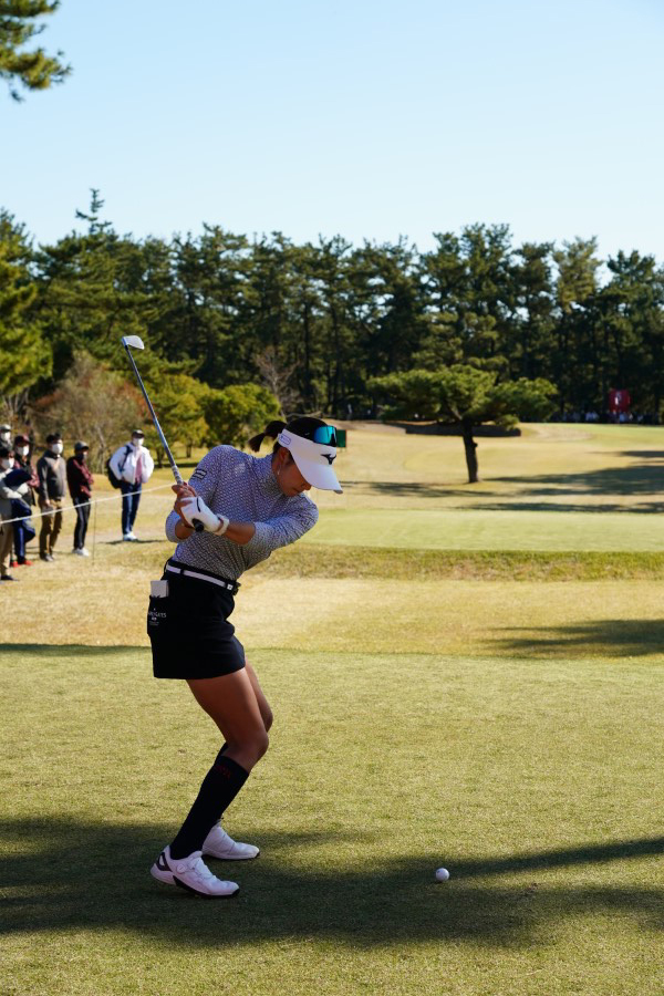 原英莉花のアイアンスイング（ティーショット）連続写真【2021年JLPGAツアーチャンピオンシップリコーカップ】