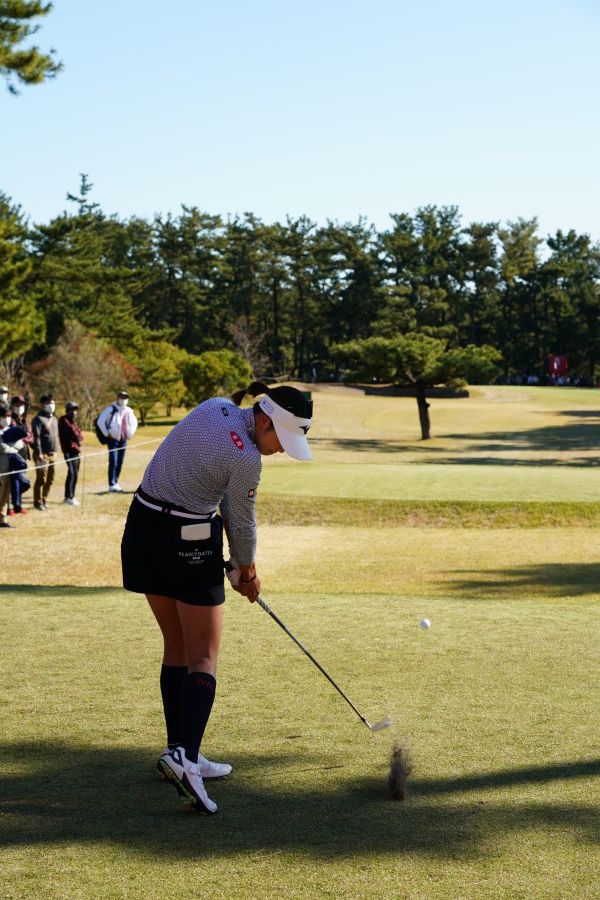 原英莉花のアイアンスイング（ティーショット）連続写真【2021年JLPGAツアーチャンピオンシップリコーカップ】