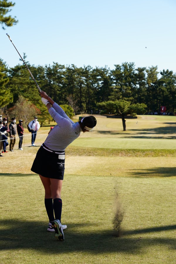 原英莉花のアイアンスイング（ティーショット）連続写真【2021年JLPGAツアーチャンピオンシップリコーカップ】