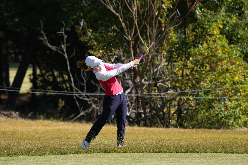 古江彩佳のフェアウェイウッドスイング（ラフ）連続写真【2021年JLPGAツアーチャンピオンシップリコーカップ】