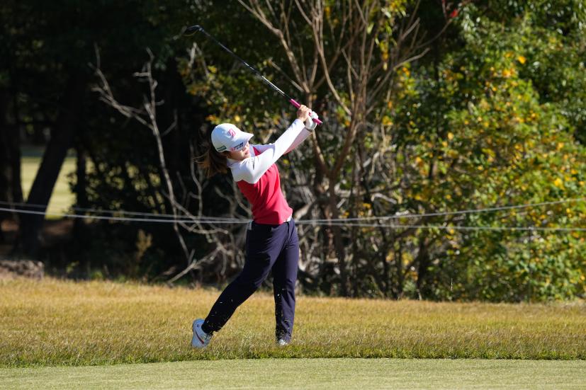 古江彩佳のフェアウェイウッドスイング（ラフ）連続写真【2021年JLPGAツアーチャンピオンシップリコーカップ】