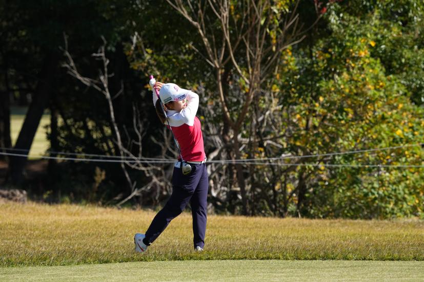 古江彩佳のフェアウェイウッドスイング（ラフ）連続写真【2021年JLPGAツアーチャンピオンシップリコーカップ】