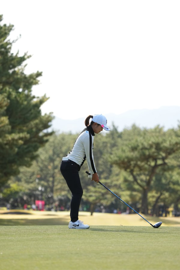 高橋彩華のドライバースイング（後方）連続写真【2021年JLPGAツアーチャンピオンシップリコーカップ】