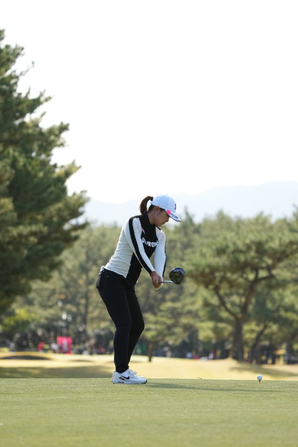 高橋彩華のドライバースイング（後方）連続写真【2021年JLPGAツアーチャンピオンシップリコーカップ】