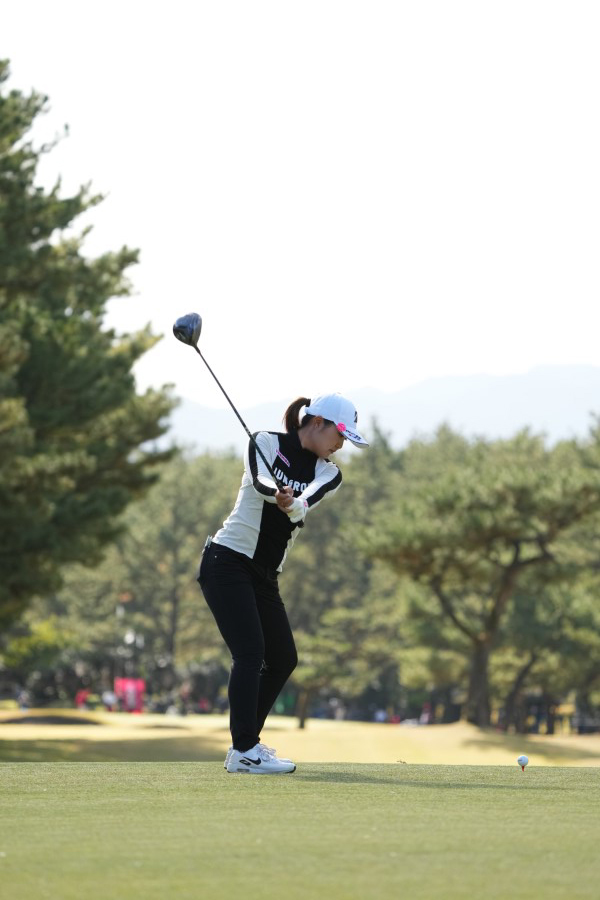 高橋彩華のドライバースイング（後方）連続写真【2021年JLPGAツアーチャンピオンシップリコーカップ】