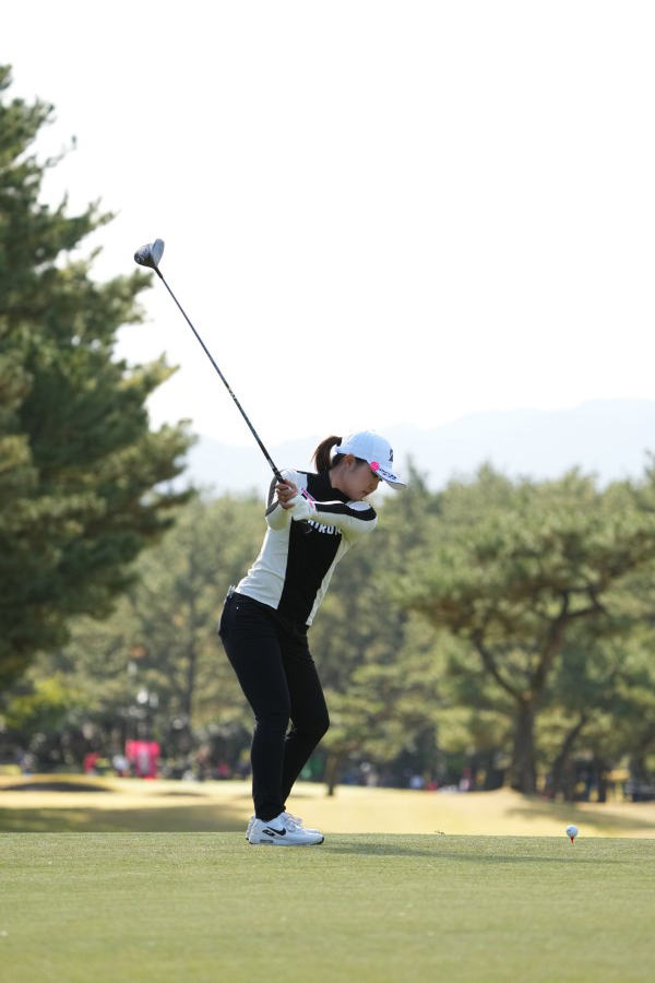 高橋彩華のドライバースイング（後方）連続写真【2021年JLPGAツアーチャンピオンシップリコーカップ】