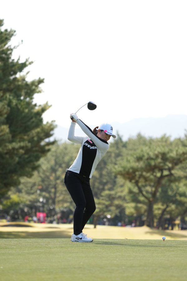 高橋彩華のドライバースイング（後方）連続写真【2021年JLPGAツアーチャンピオンシップリコーカップ】