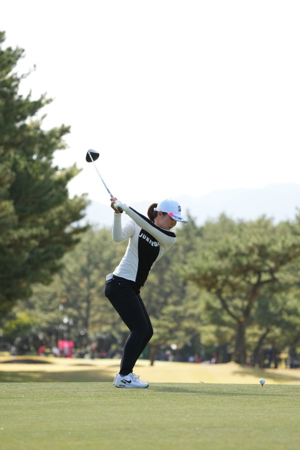高橋彩華のドライバースイング（後方）連続写真【2021年JLPGAツアーチャンピオンシップリコーカップ】