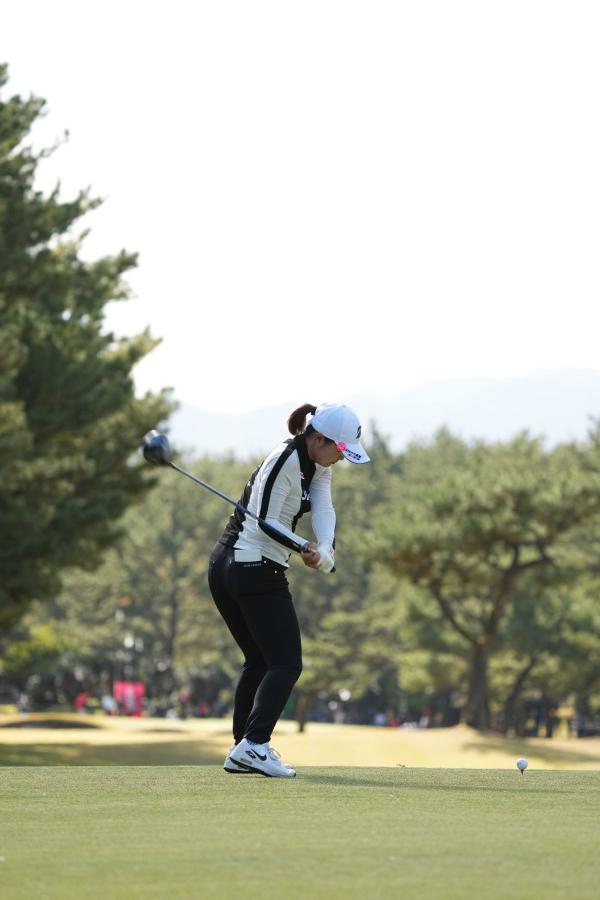 高橋彩華のドライバースイング（後方）連続写真【2021年JLPGAツアーチャンピオンシップリコーカップ】