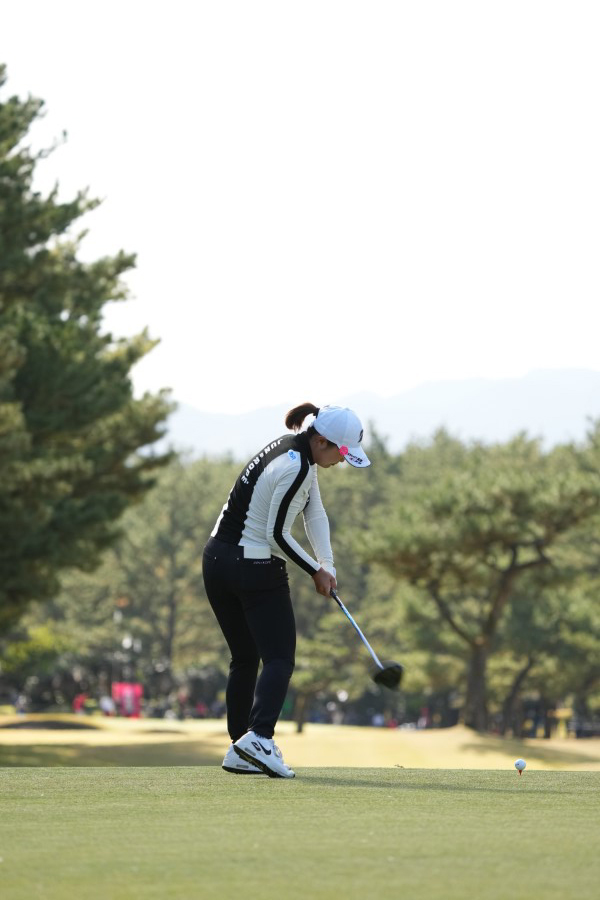 高橋彩華のドライバースイング（後方）連続写真【2021年JLPGAツアーチャンピオンシップリコーカップ】