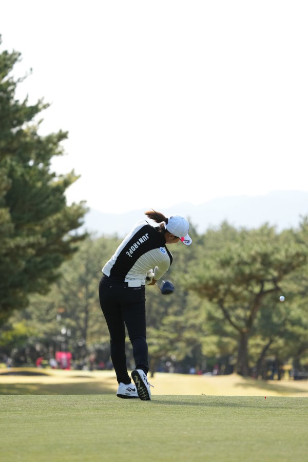 高橋彩華のドライバースイング（後方）連続写真【2021年JLPGAツアーチャンピオンシップリコーカップ】