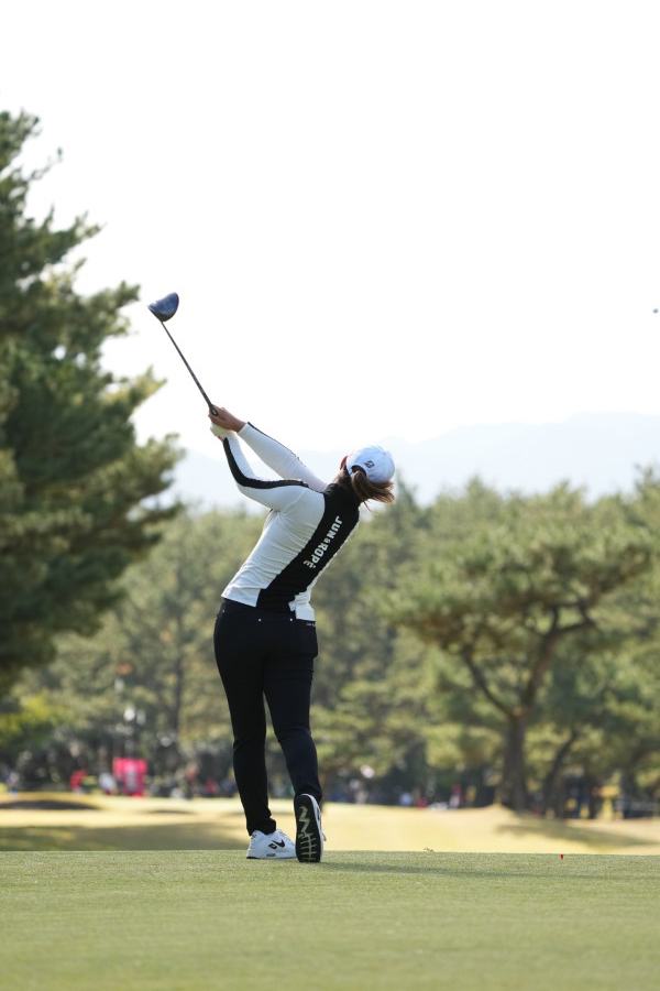 高橋彩華のドライバースイング（後方）連続写真【2021年JLPGAツアーチャンピオンシップリコーカップ】