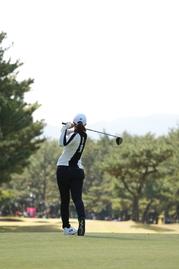 高橋彩華のドライバースイング（後方）連続写真【2021年JLPGAツアーチャンピオンシップリコーカップ】