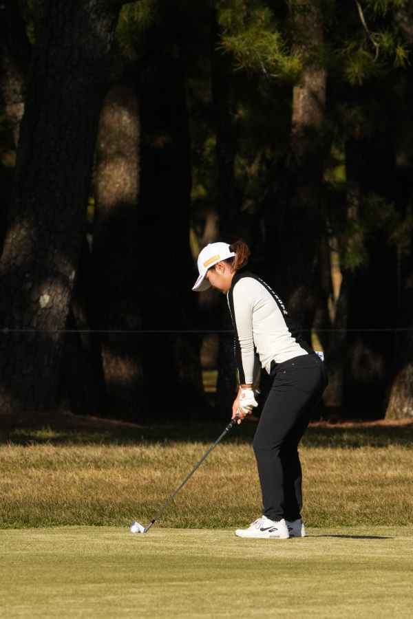 高橋彩華のアイアンスイング（斜め前方）連続写真【2021年JLPGAツアーチャンピオンシップリコーカップ】