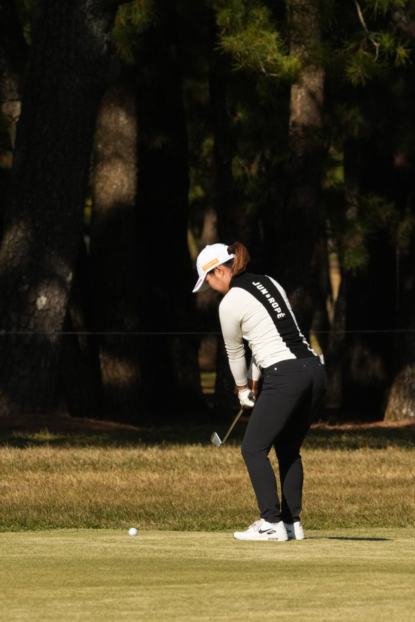 高橋彩華のアイアンスイング（斜め前方）連続写真【2021年JLPGAツアーチャンピオンシップリコーカップ】