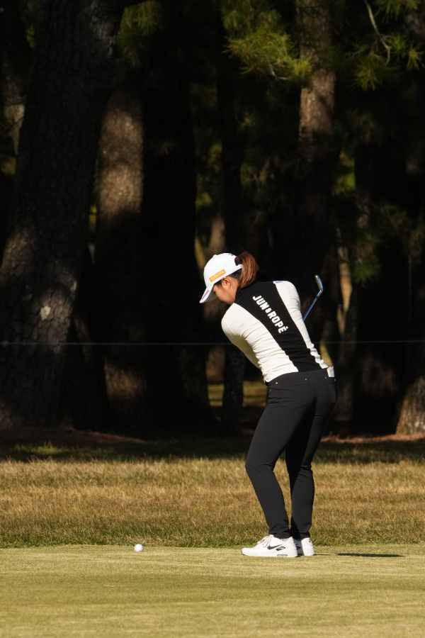 高橋彩華のアイアンスイング（斜め前方）連続写真【2021年JLPGAツアーチャンピオンシップリコーカップ】