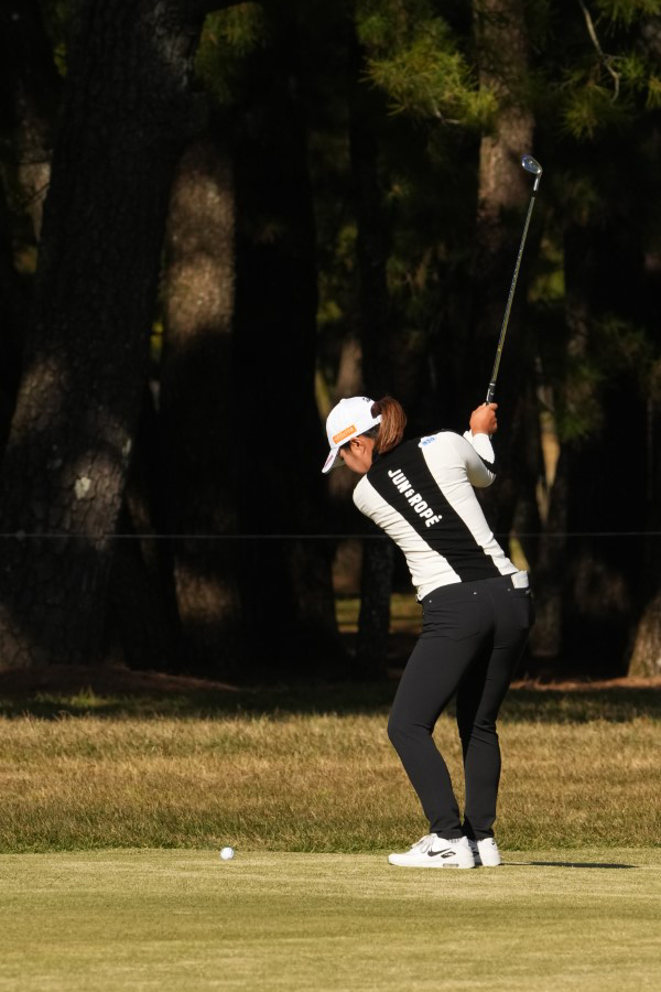 高橋彩華のアイアンスイング（斜め前方）連続写真【2021年JLPGAツアーチャンピオンシップリコーカップ】