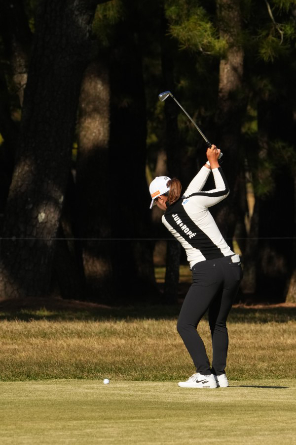 高橋彩華のアイアンスイング（斜め前方）連続写真【2021年JLPGAツアーチャンピオンシップリコーカップ】