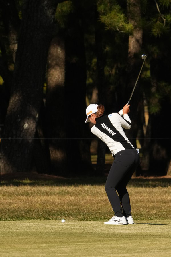 高橋彩華のアイアンスイング（斜め前方）連続写真【2021年JLPGAツアーチャンピオンシップリコーカップ】