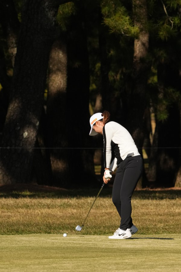 高橋彩華のアイアンスイング（斜め前方）連続写真【2021年JLPGAツアーチャンピオンシップリコーカップ】