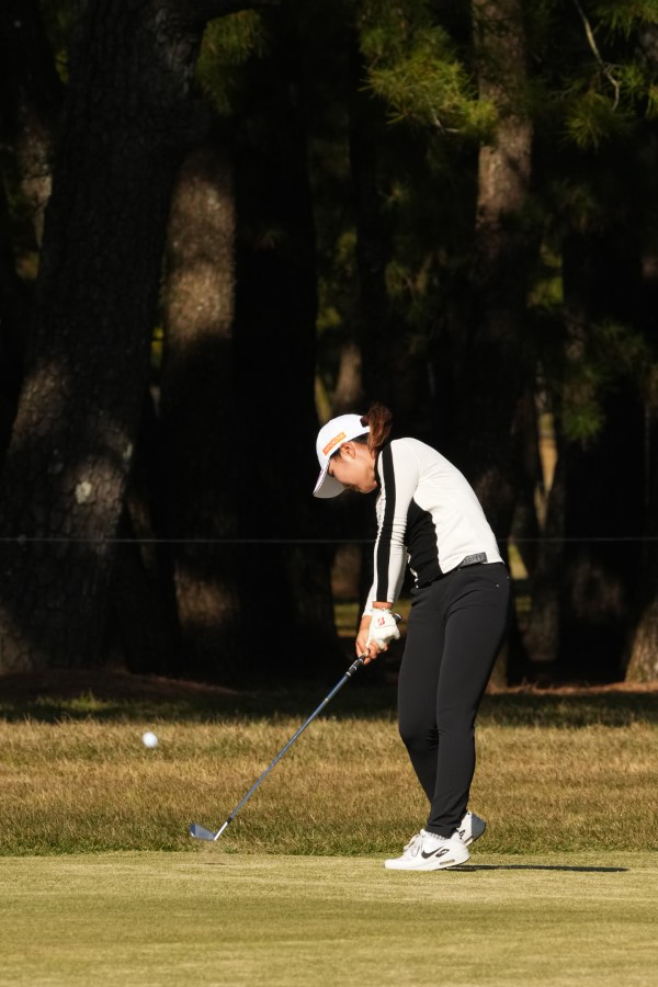 高橋彩華のアイアンスイング（斜め前方）連続写真【2021年JLPGAツアーチャンピオンシップリコーカップ】