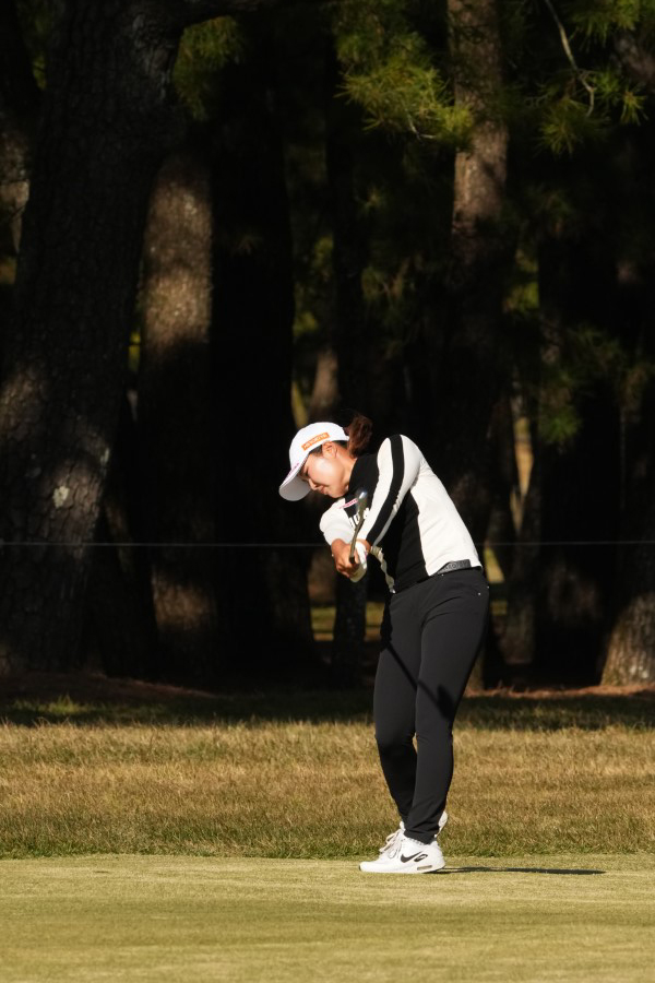 高橋彩華のアイアンスイング（斜め前方）連続写真【2021年JLPGAツアーチャンピオンシップリコーカップ】