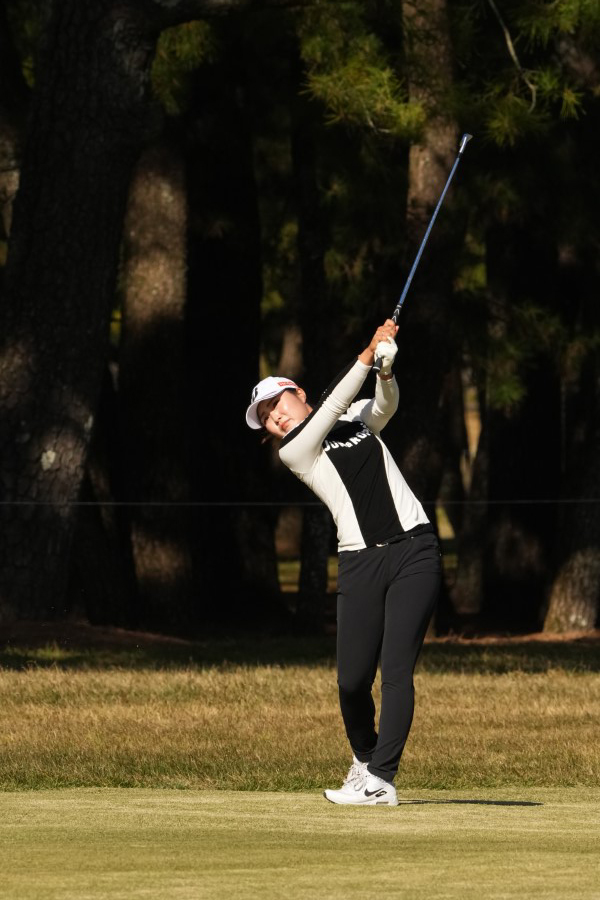 高橋彩華のアイアンスイング（斜め前方）連続写真【2021年JLPGAツアーチャンピオンシップリコーカップ】