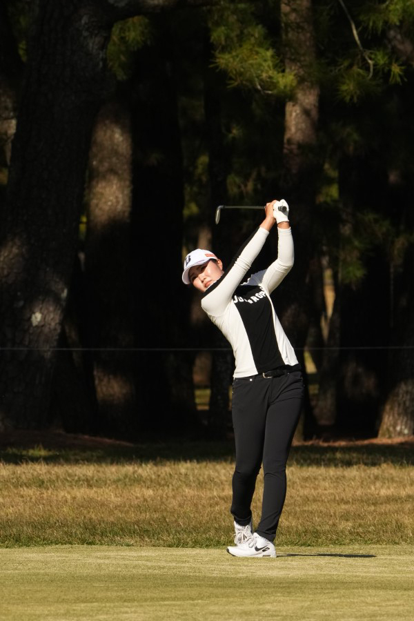 高橋彩華のアイアンスイング（斜め前方）連続写真【2021年JLPGAツアーチャンピオンシップリコーカップ】