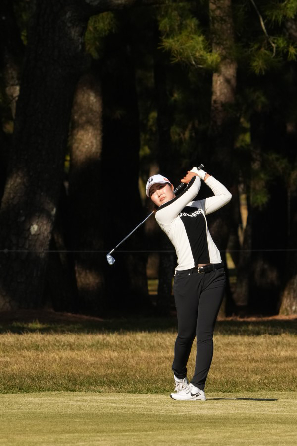 高橋彩華のアイアンスイング（斜め前方）連続写真【2021年JLPGAツアーチャンピオンシップリコーカップ】