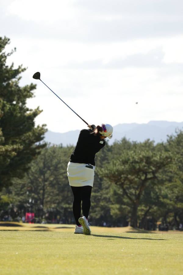 三ヶ島かなのドライバースイング（後方）連続写真【2021年JLPGAツアーチャンピオンシップリコーカップ】