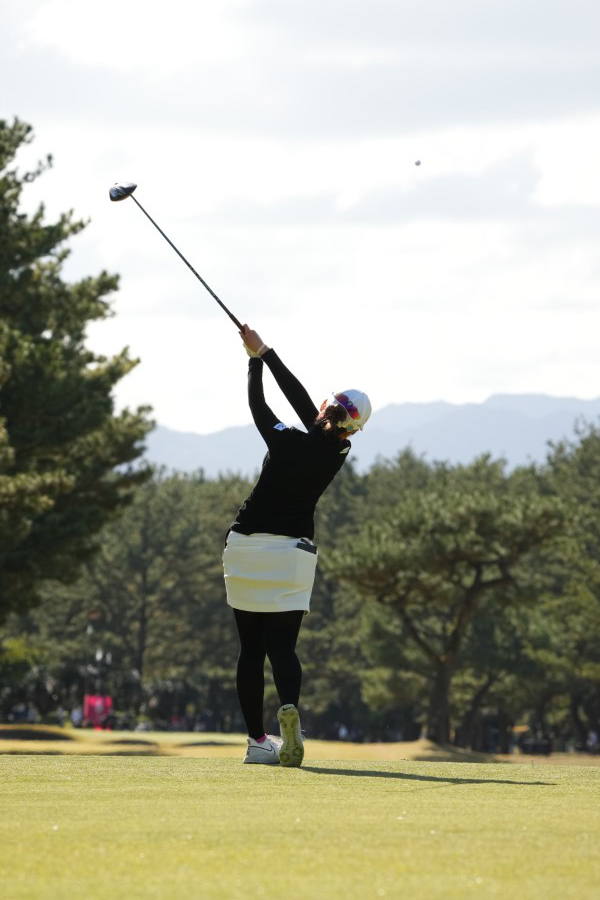 三ヶ島かなのドライバースイング（後方）連続写真【2021年JLPGAツアーチャンピオンシップリコーカップ】