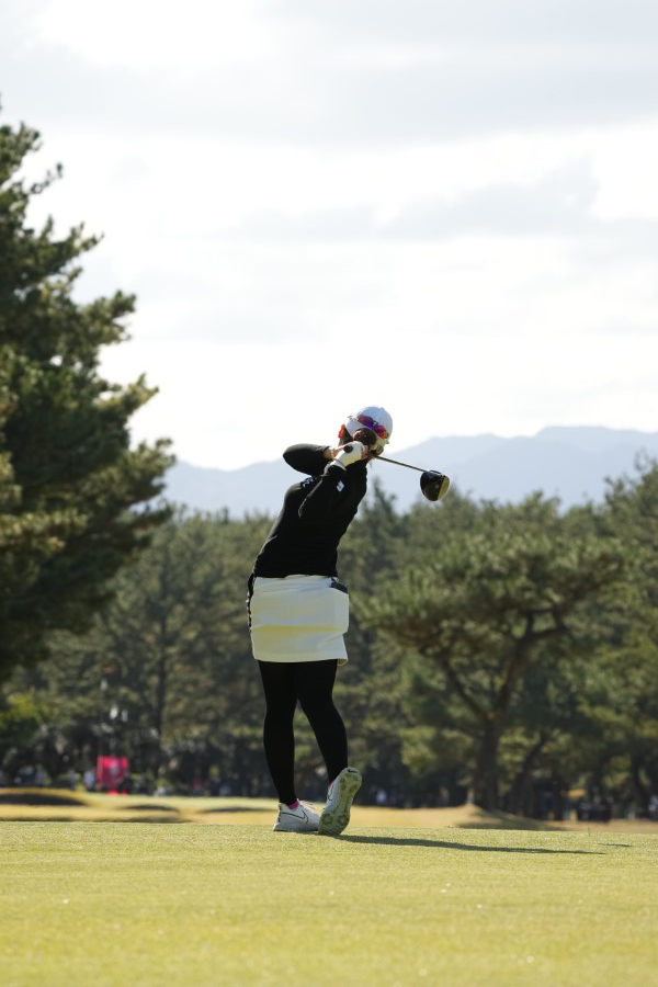 三ヶ島かなのドライバースイング（後方）連続写真【2021年JLPGAツアーチャンピオンシップリコーカップ】