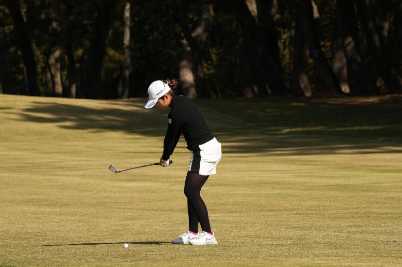 三ヶ島かなのアイアンスイング（斜め前方）連続写真【2021年JLPGAツアーチャンピオンシップリコーカップ】