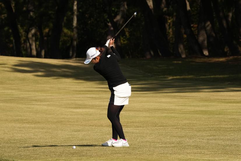 三ヶ島かなのアイアンスイング（斜め前方）連続写真【2021年JLPGAツアーチャンピオンシップリコーカップ】