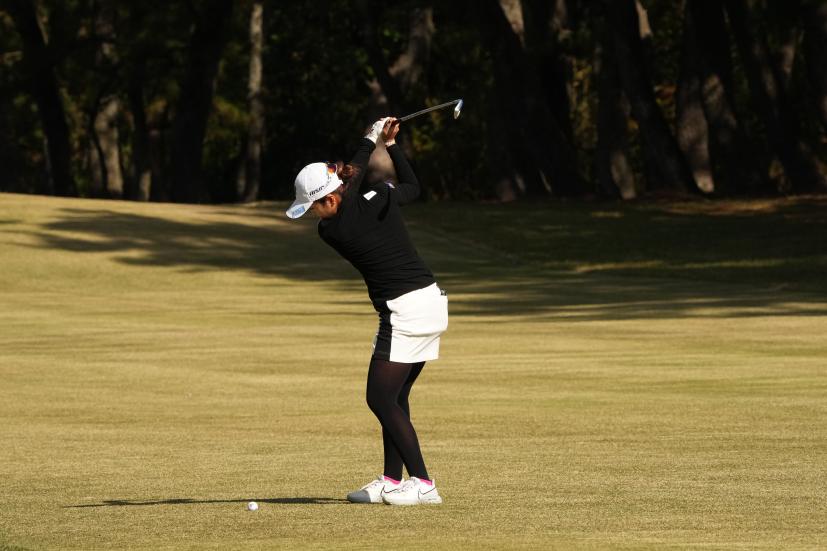 三ヶ島かなのアイアンスイング（斜め前方）連続写真【2021年JLPGAツアーチャンピオンシップリコーカップ】