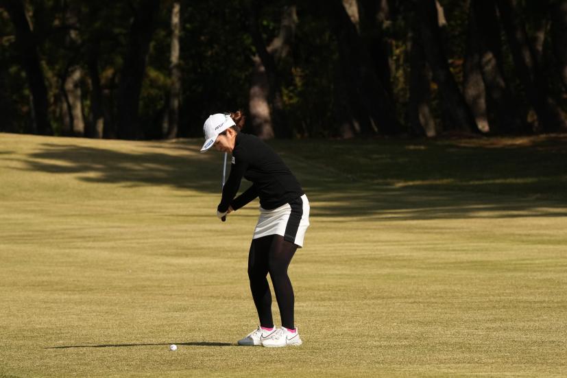 三ヶ島かなのアイアンスイング（斜め前方）連続写真【2021年JLPGAツアーチャンピオンシップリコーカップ】