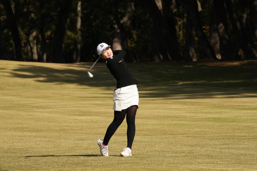 三ヶ島かなのアイアンスイング（斜め前方）連続写真【2021年JLPGAツアーチャンピオンシップリコーカップ】