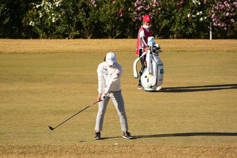 勝みなみのフェアウェイウッドスイング（前方）連続写真【2021年JLPGAツアーチャンピオンシップリコーカップ】