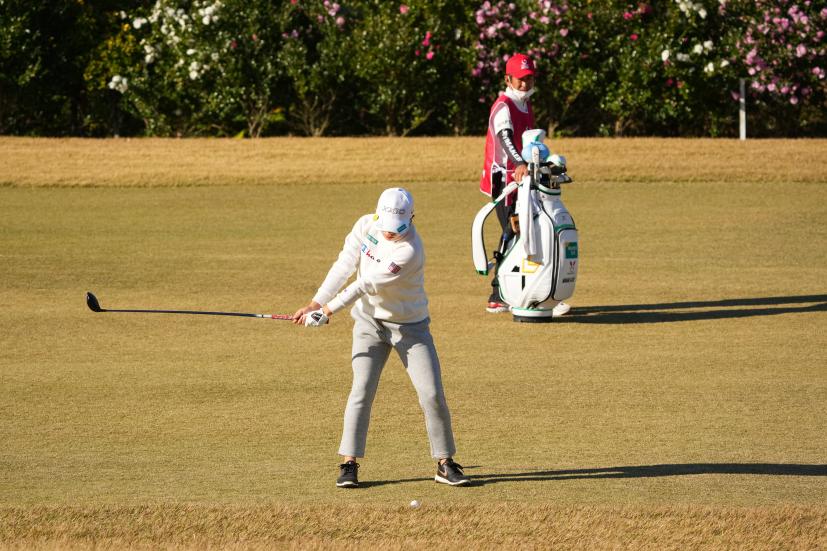 勝みなみのフェアウェイウッドスイング（前方）連続写真【2021年JLPGAツアーチャンピオンシップリコーカップ】