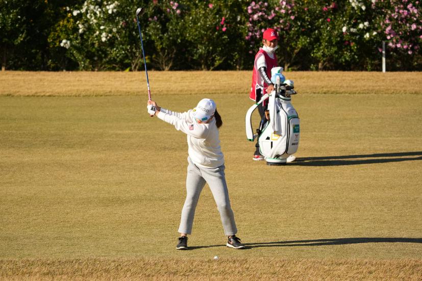 勝みなみのフェアウェイウッドスイング（前方）連続写真【2021年JLPGAツアーチャンピオンシップリコーカップ】