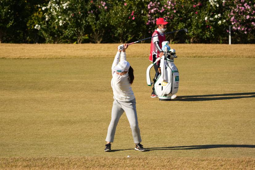 勝みなみのフェアウェイウッドスイング（前方）連続写真【2021年JLPGAツアーチャンピオンシップリコーカップ】