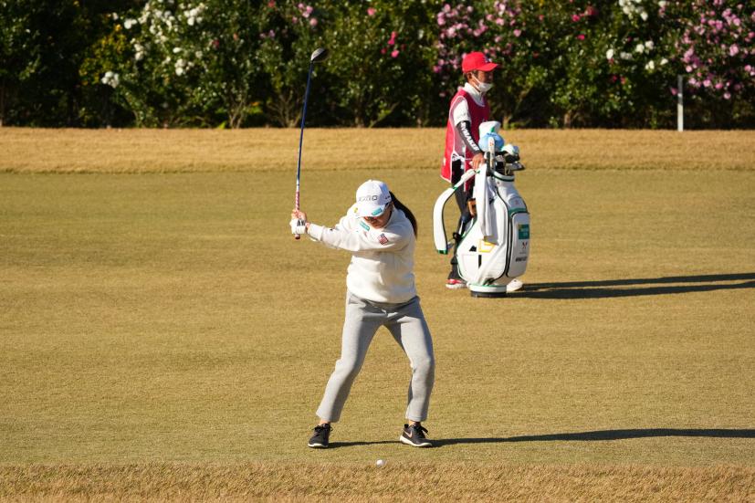 勝みなみのフェアウェイウッドスイング（前方）連続写真【2021年JLPGAツアーチャンピオンシップリコーカップ】