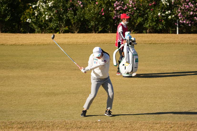 勝みなみのフェアウェイウッドスイング（前方）連続写真【2021年JLPGAツアーチャンピオンシップリコーカップ】