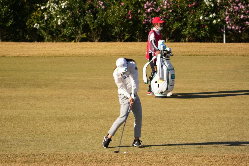 勝みなみのフェアウェイウッドスイング（前方）連続写真【2021年JLPGAツアーチャンピオンシップリコーカップ】