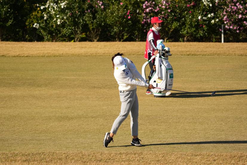 勝みなみのフェアウェイウッドスイング（前方）連続写真【2021年JLPGAツアーチャンピオンシップリコーカップ】